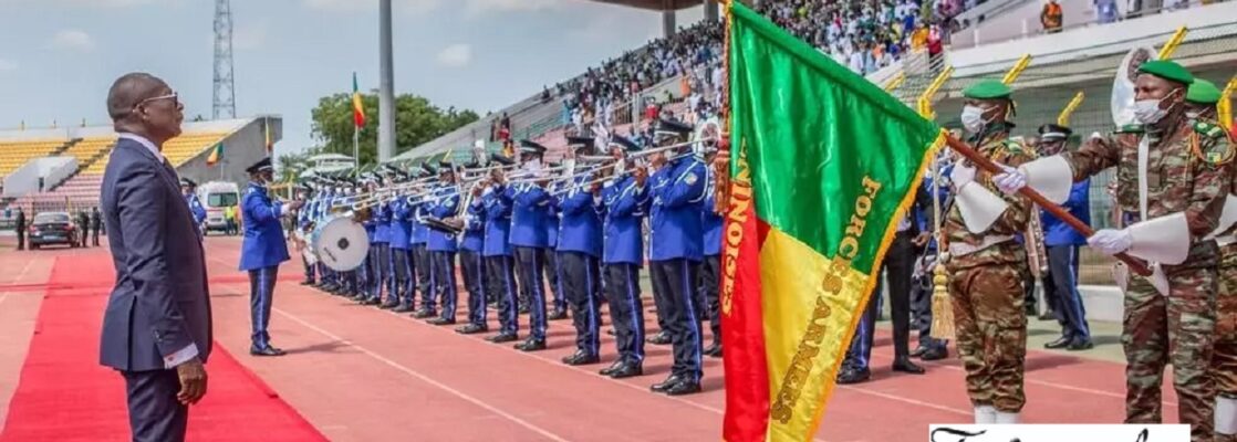 Le drapeau national présenté à l'envers à Patrice Talon