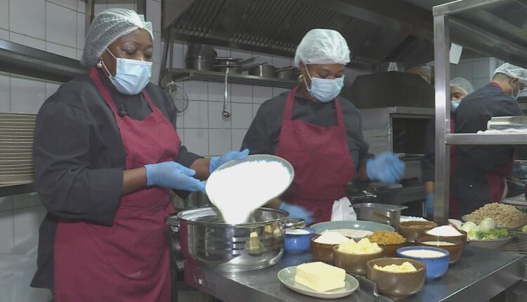 un restaurant recrute une cuisinière au Bénin @ France 24