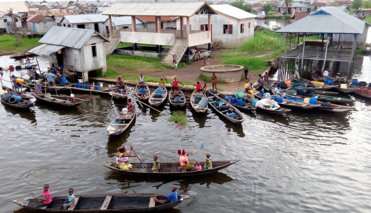 utilisation de pirogue au Bénin @ ecobenin