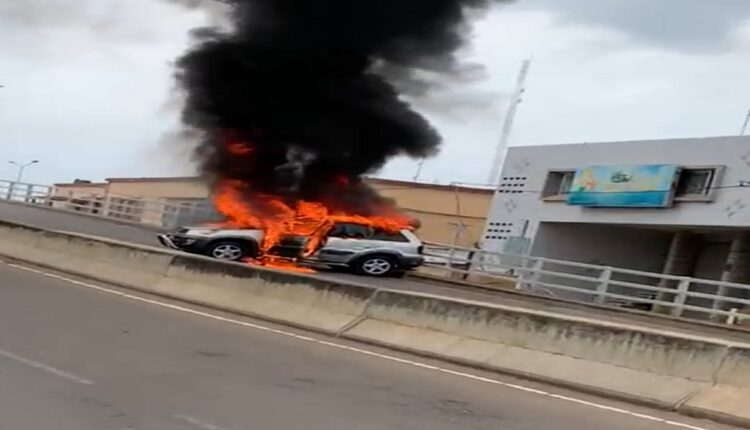 Voiture prend feu à Cotonou