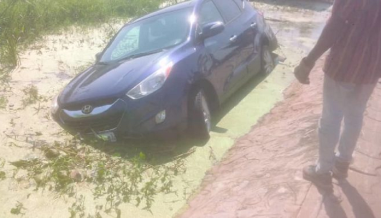 une voiture vire dans le marécage du CEG Le Nokoué
