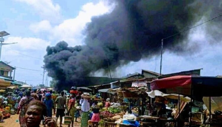 Un contrebandier pourchassé par la douane occasionne un incendie à Porto-Novo