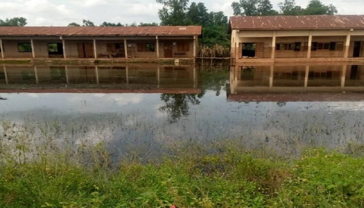 panique dans le Mono, Ecoles, champs et habitations sous l'eau
