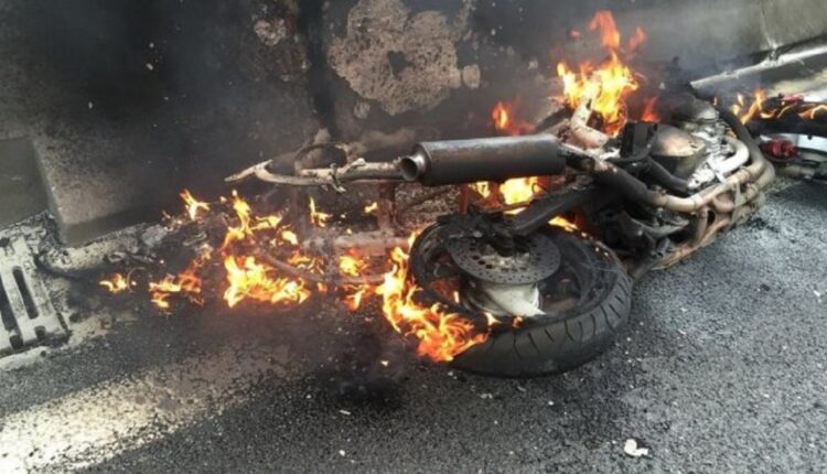 Un motocycliste transportant de l'essence frelatée a été brûlé au 3ème degré et sa moto partie en fumée ce jeudi à Cotonou. En effet, un violent choc entre un véhicule et un motocycliste transportant des bidons d’essence était à l’origine de l’incendie.