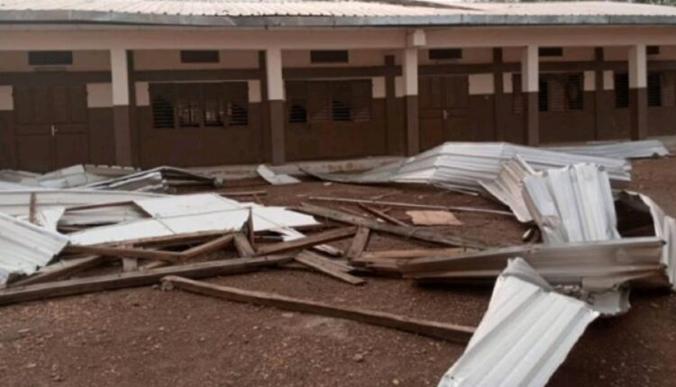 Bénin les toitures du CEG Toucountouna emportées par une forte pluie