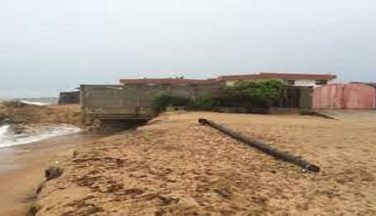Au Bénin effondrement d'une maison à Ekpè, les populations menacées par les vagues de la mer