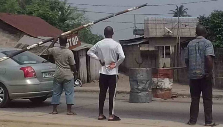 un douanier charcuté dans une violente bagarre avec une population surexcitée