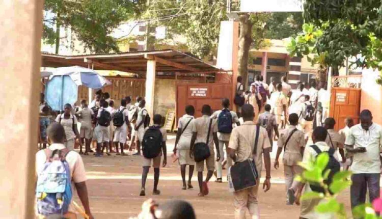 Une Collégienne De 16 Ans Enceintée Par Son Enseignant