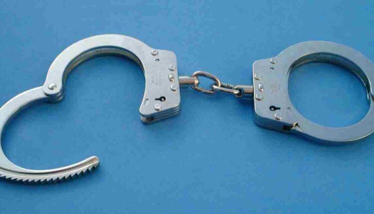 menotté, arrêté, police , prison; @ Wiki