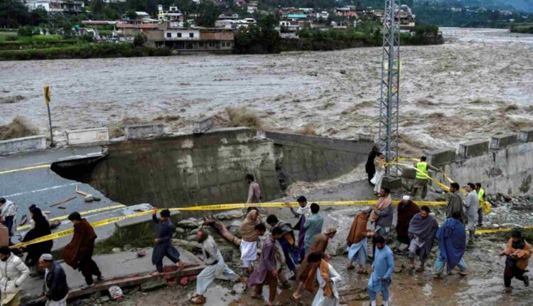 Pakistan plus de 1100 morts dans des inondations monstres