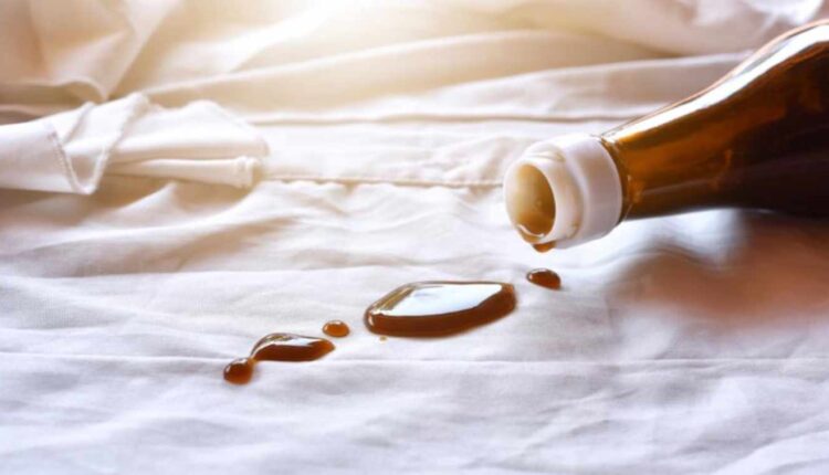 une tache d'huile sur un vêtement