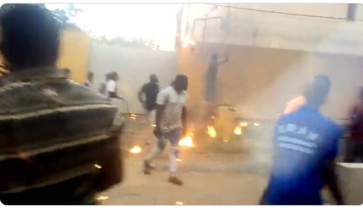 Coup d'état au Burkina : des manifestants mettent feu à l'ambassade de France (vidéo)