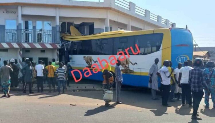 Bénin : Un bus fonce droit dans un immeuble à Parakou
