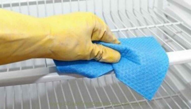 nettoyer les grilles du réfrigérateur