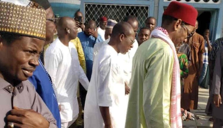 descente de Patrice Talon à la mosquée centrale de Zongo pour un recueillement