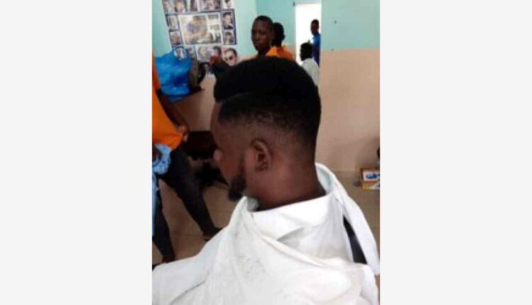 un coiffeur Bénin Ph Loozap