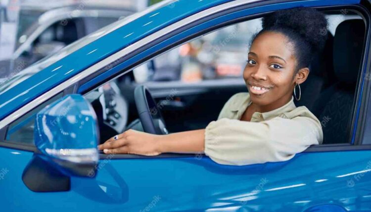 Permis de conduire , femme africaine au volant @ Freepik