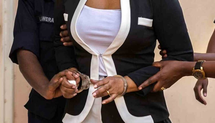 femme africaine arrêtée