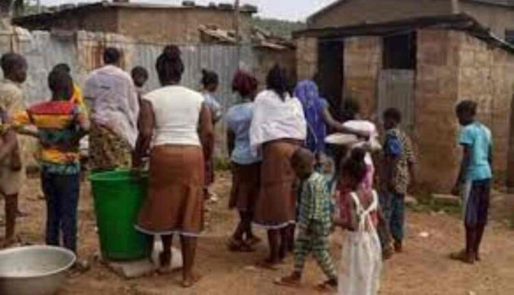 un bébé repêché d'un WC