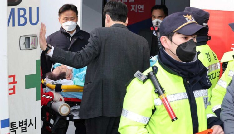 Le chef de l’opposition sud-coréenne a d’abord été transporté, conscient, à l’hôpital de Busan avant d’être emmené en hélicoptère à l’hôpital universitaire de Séoul. Yonhap/via REUTERS