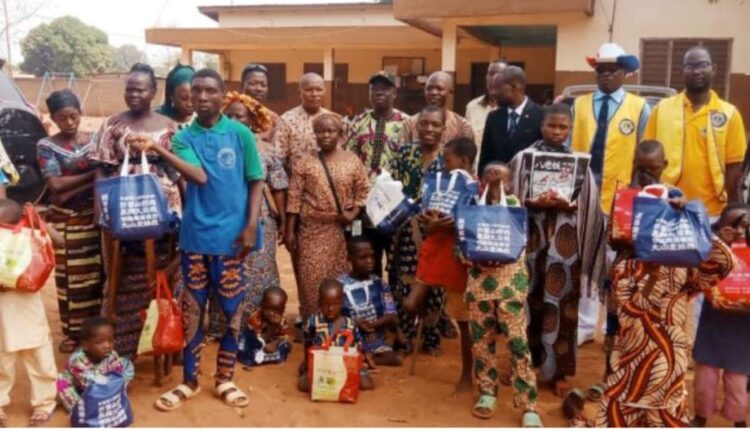 don de vivres et de pagnes de l'ONG Sac aux personnes handicapées de Za-kpota