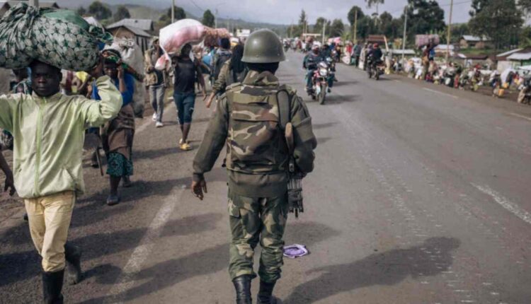 Un soldat marche à Goma, en novembre 2022. AFP - ALEXIS HUGUET