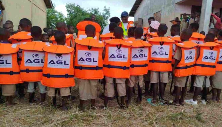 Don de AGL au Bénin à des écoles de So-Ava