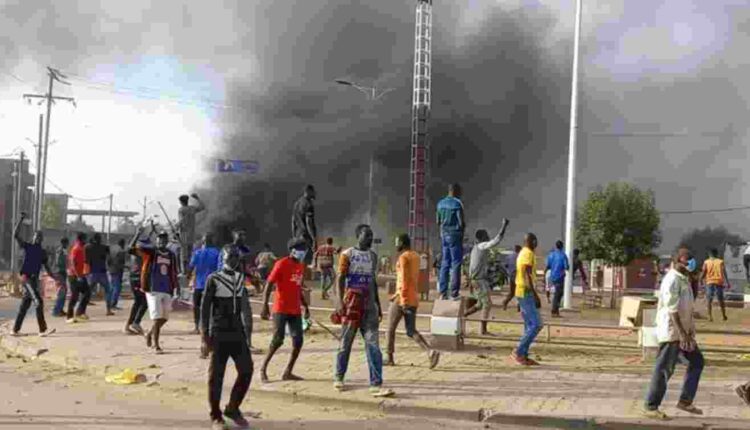 Des manifestants anti-gouvernement ont incendié une barricade lors d'affrontements à N'Djamena, au Tchad, le jeudi 20 octobre 2022.